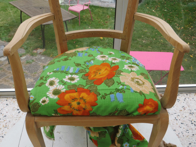 fauteuil vert à fleurs